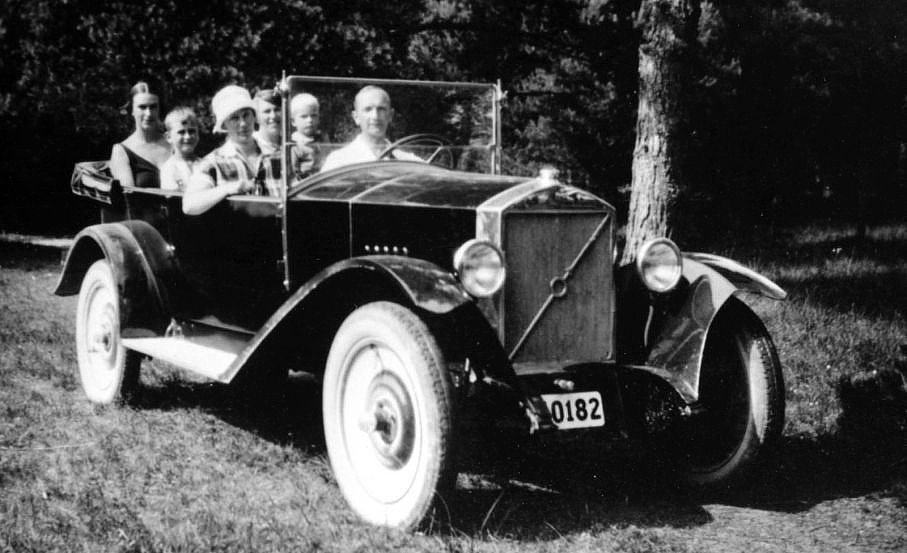 Густаф Ларсон з родиною в одному з прототипів Volvo ÖV4 у 1926 році