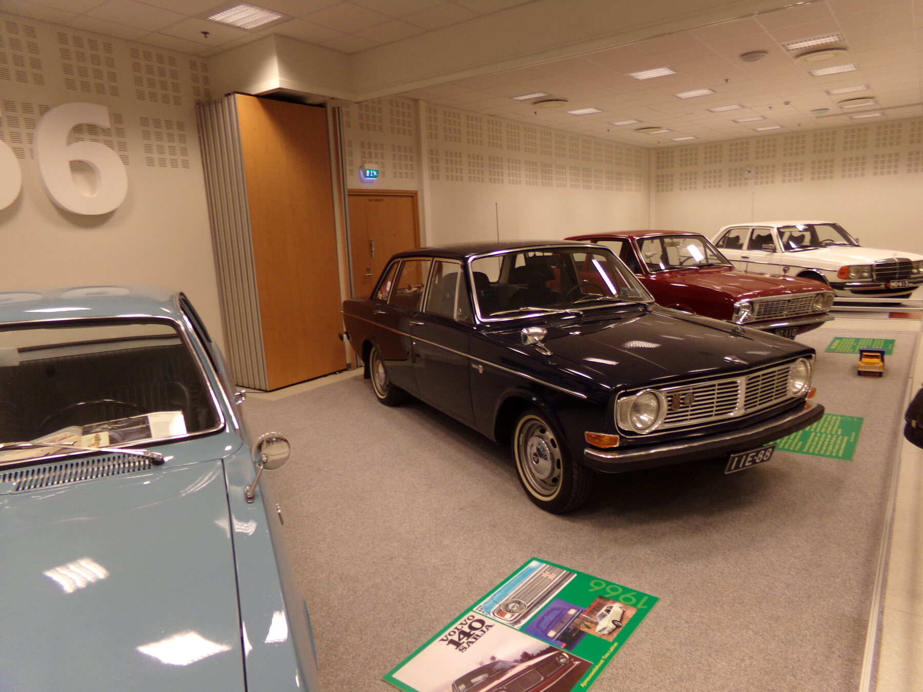 Volvo 144 — представник серії 140