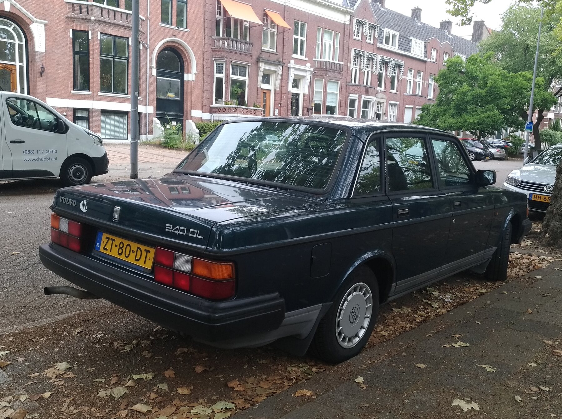 Volvo 240 DL — класичний кузов серії 240