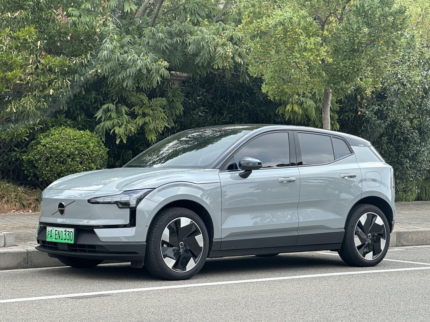 Компактний електричний Volvo EX30