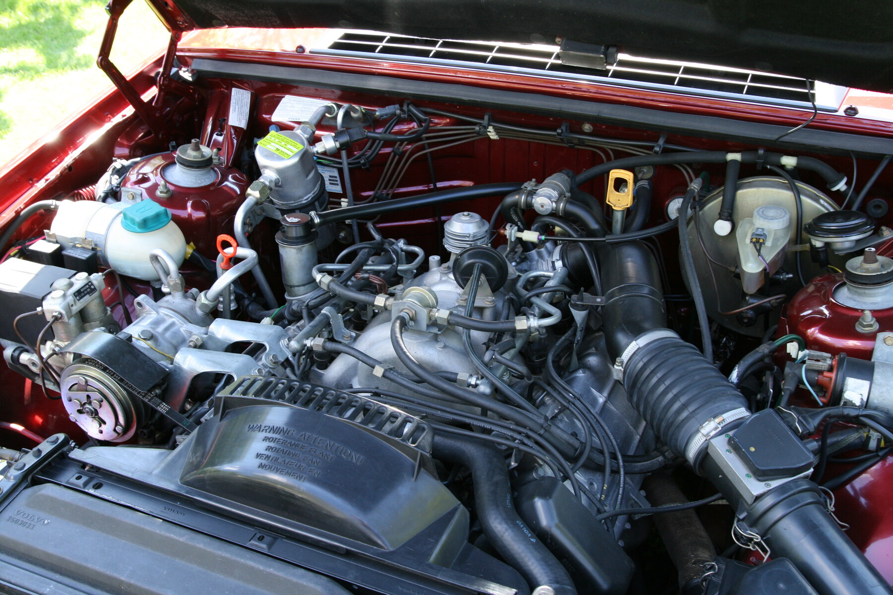 Моторний відсік Volvo 780 з двигуном PRV B280