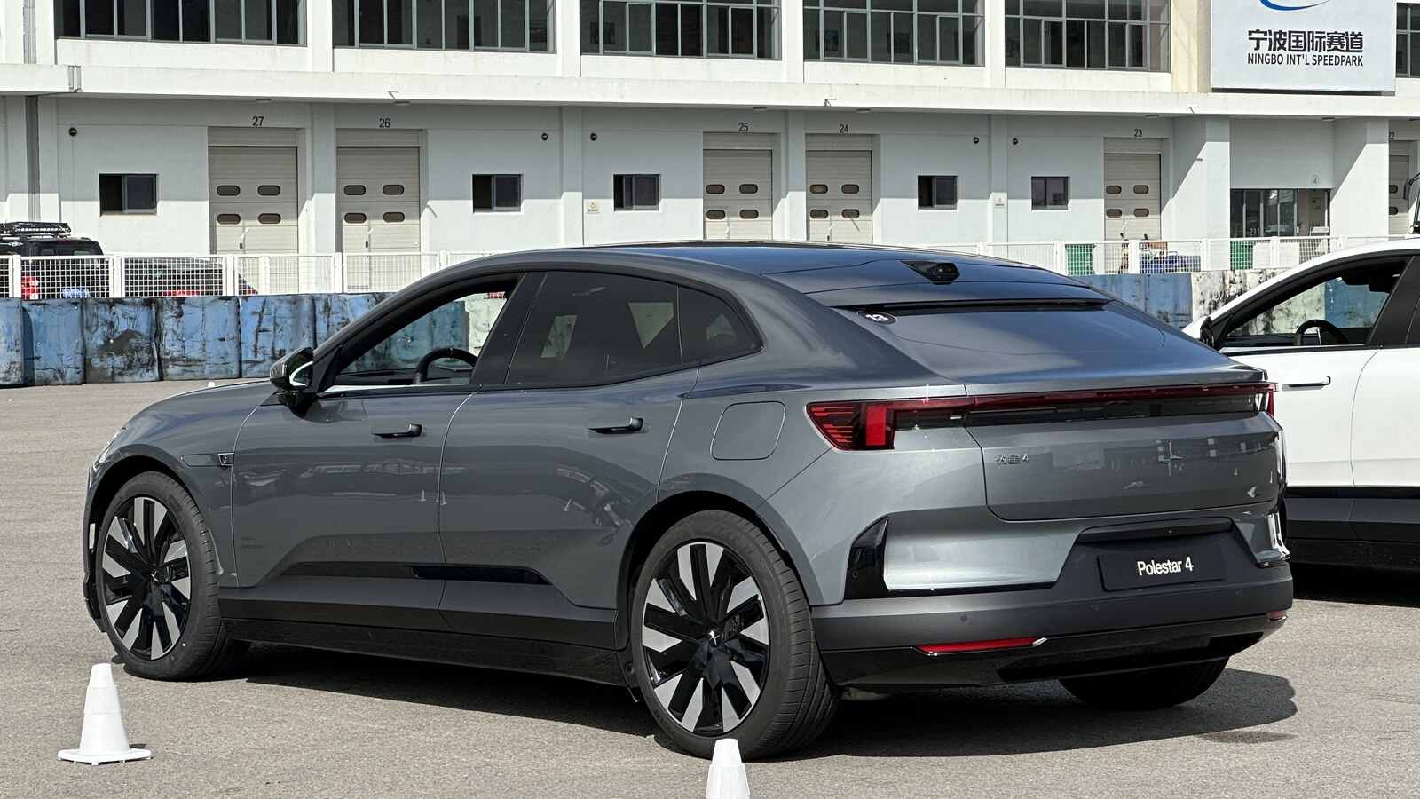 Polestar 4 — ілюстративне фото до матеріалу про Polestar Space у Стокгольмі