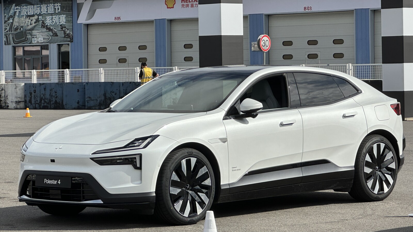 Polestar 4 \u2014 \u0456\u043b\u044e\u0441\u0442\u0440\u0430\u0442\u0438\u0432\u043d\u0435 \u0444\u043e\u0442\u043e \u0434\u043e \u043c\u0430\u0442\u0435\u0440\u0456\u0430\u043b\u0443 \u043f\u0440\u043e Polestar \u0443 \u0441\u0435\u0440\u0456\u0430\u043b\u0456 Vaka