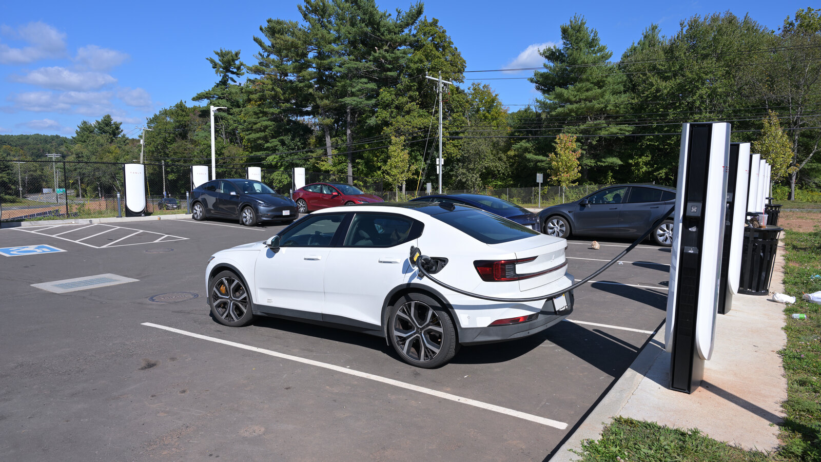 Polestar 2 на зарядній станції Tesla Supercharger