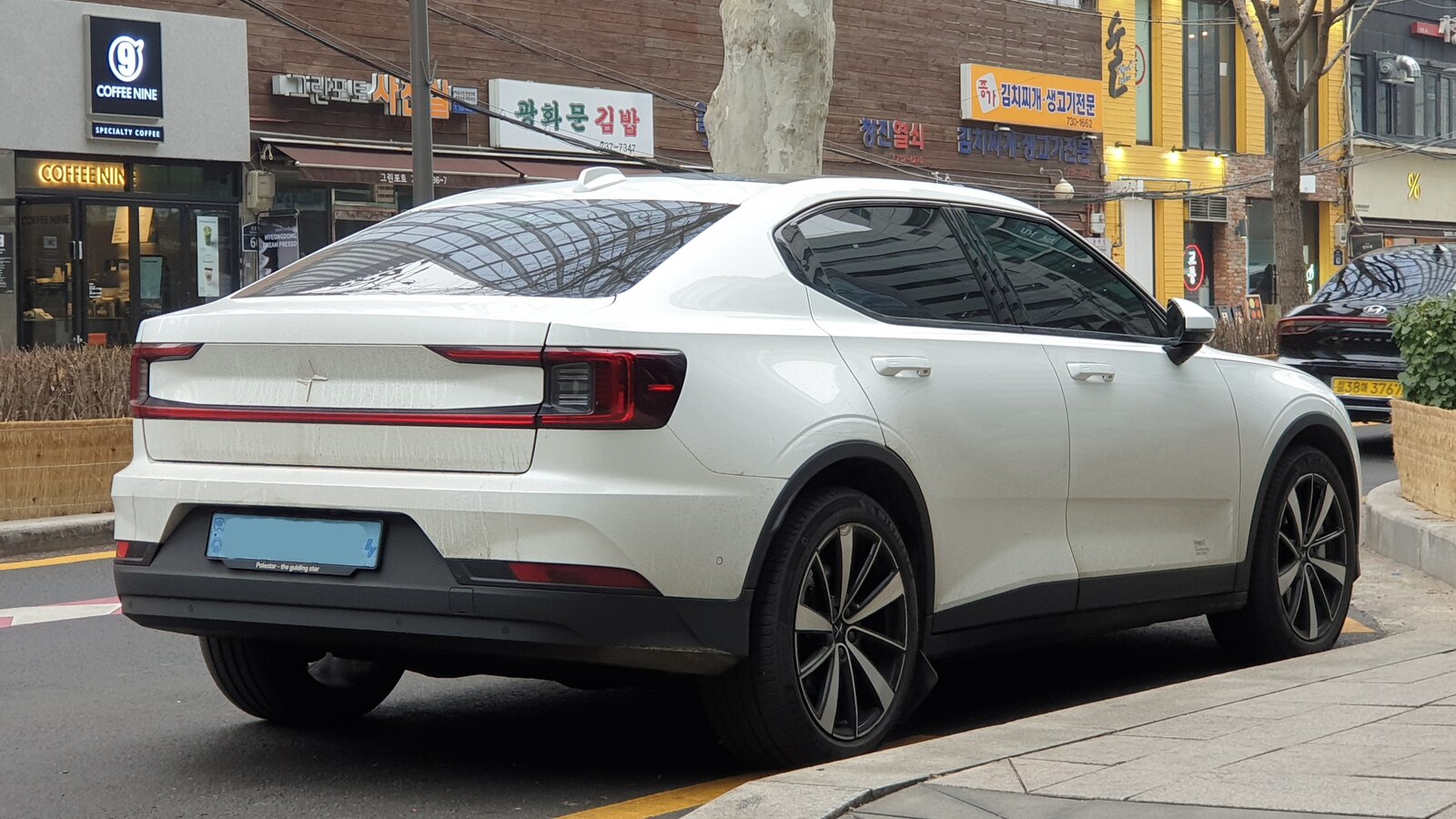 Polestar 2 на снігу