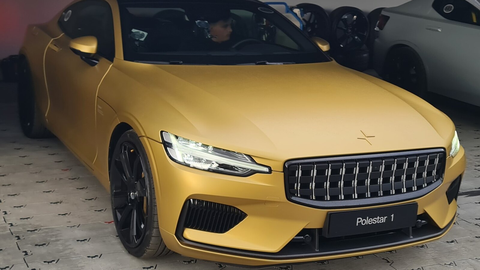 Polestar 1 — Polestar 1 у кольорі Sun на Goodwood