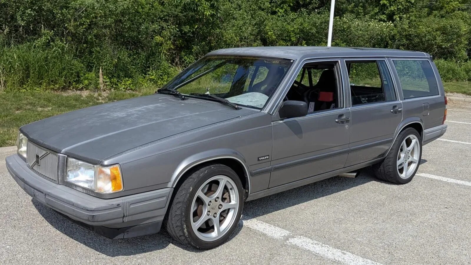 Volvo 745 sleeper з технікою Chevrolet Corvette C5