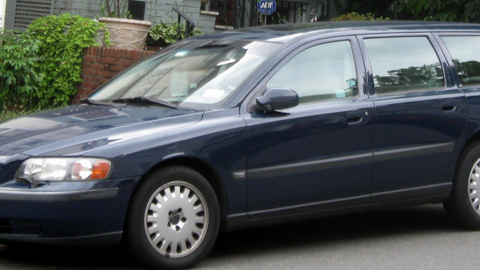 Volvo V70 — попередження поліції Швеції про крадіжки автомобільних деталей