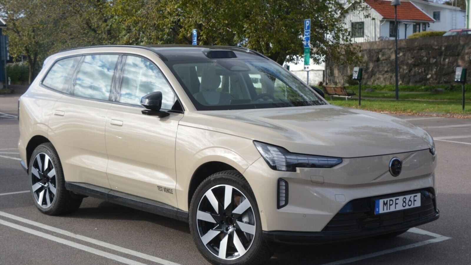 Volvo EX60 — порівняння з Volvo XC60 plug-in hybrid