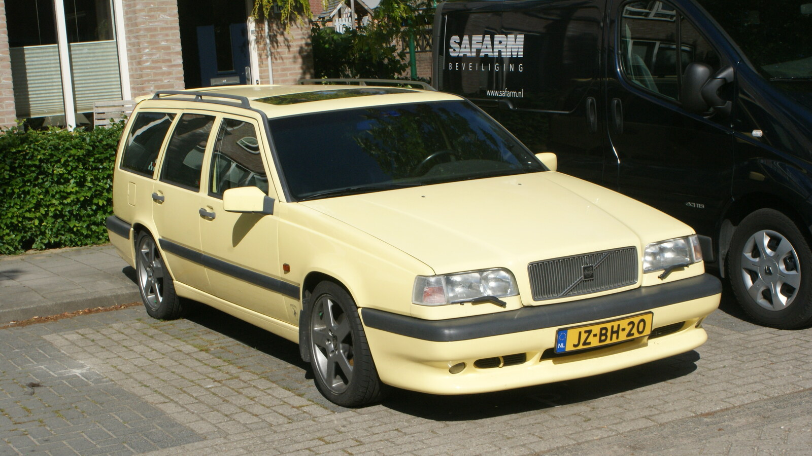Жовтий Volvo 850 T-5R Estate 1995 року